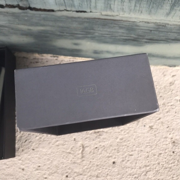 RARE John Lennon iPod 8GB and 16GB iPod Touch 1st Generation 2007 Pair - Picture 4 of 5